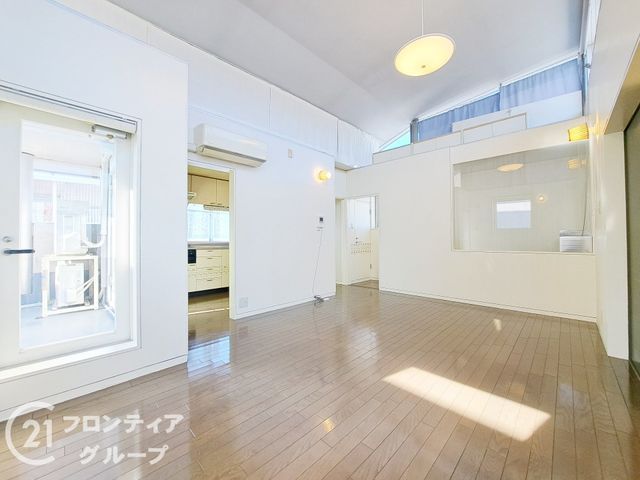 4LDK Detached House for Sale in Katano, Osaka | Corner Lot - Thumbnail 3