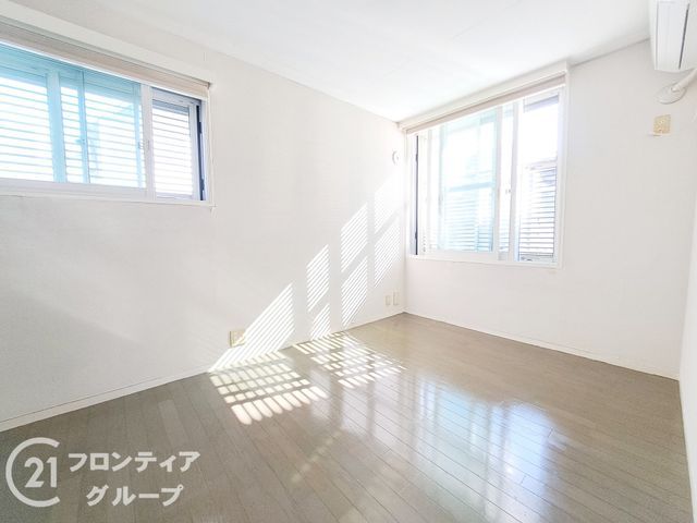 4LDK Detached House for Sale in Katano, Osaka | Corner Lot - Thumbnail 2