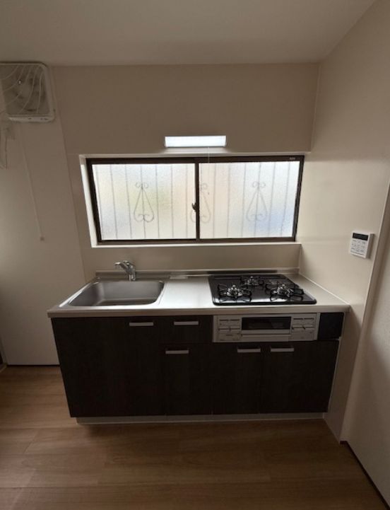 Renovated 2DK House for Sale in Seiryodai, Kobe - Thumbnail 3