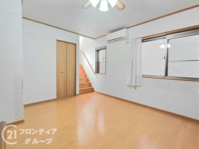 4LDK Detached House in Hirakata, Osaka | Solar Power, Near Station - Thumbnail 2