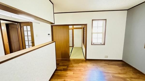 4LDK Renovated Family House in Kaizuka, Osaka | 2 Parking - Thumbnail 2