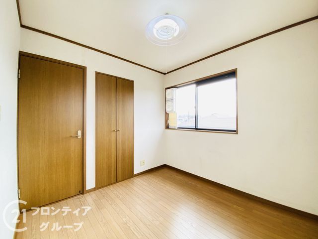 3DK Detached House for Sale in Kadoma, Osaka - 3 Parking Spaces - Thumbnail 3