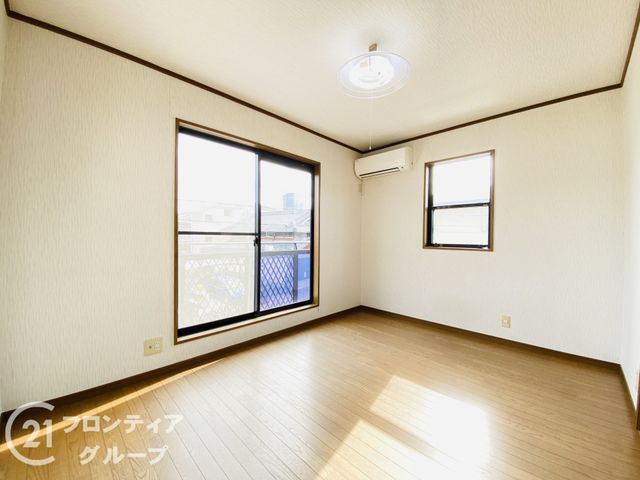 3DK Detached House for Sale in Kadoma, Osaka - 3 Parking Spaces - Thumbnail 2
