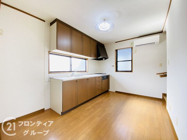 3DK Detached House for Sale in Kadoma, Osaka - 3 Parking Spaces - Thumbnail 4
