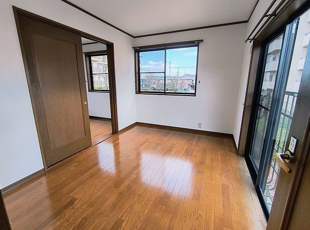Renovated 5-Bedroom House with Parking in Himeji, Hyogo - Thumbnail 4
