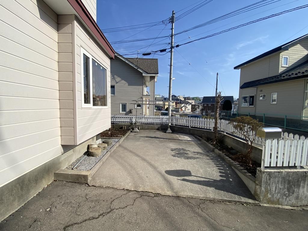 4LDK Detached House for Sale in Hakodate Higashiyama - Thumbnail 2
