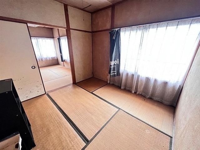 5DK House for Sale in Himeji, Hyogo - Spacious Layout & Garden - Thumbnail 2