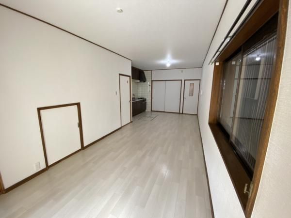 Renovated 3LDK Wooden House for Sale in Osaka's Nishiyodogawa - Thumbnail 3