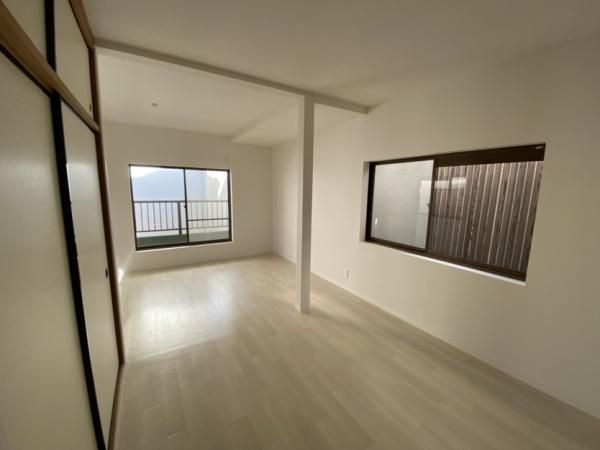 Renovated 3LDK Wooden House for Sale in Osaka's Nishiyodogawa - Thumbnail 2