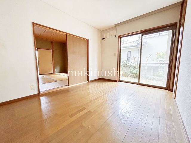 Two-Family 9LDK House with Garden in Matsubara, Osaka - Thumbnail 2