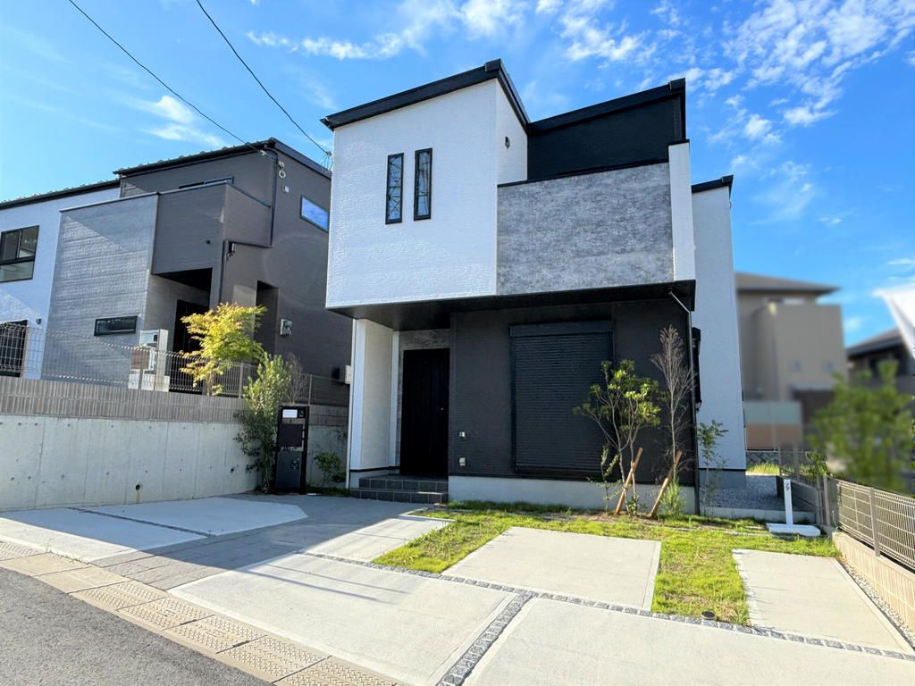 4LDK Modern House for Sale in Kitatomigaoka, Nara City - Thumbnail 2