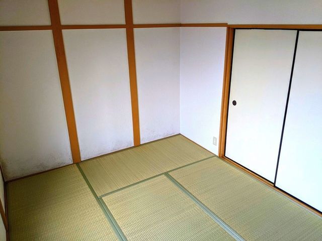 Tenanted 4DK House for Sale Near Nozaki Station, Daito City - Thumbnail 2