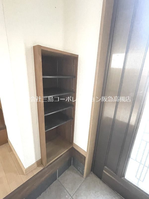 Renovated 1LDK Terrace House for Sale in Takatsuki, Osaka - Thumbnail 2