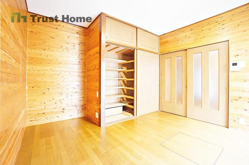 4DK Detached House for Sale near Higashi-Mikuni Station, Osaka - Thumbnail 2
