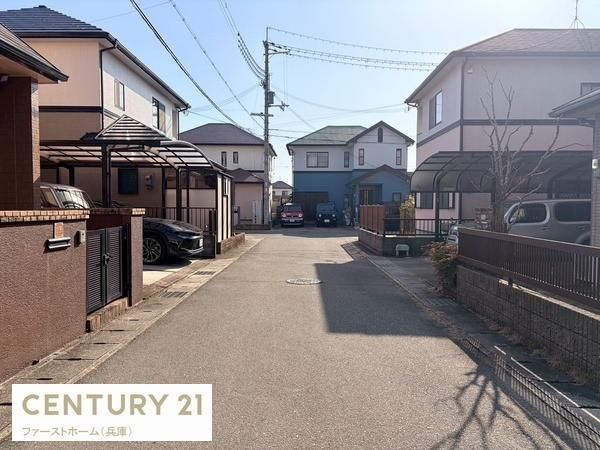 3SLDK House in Himeji with Carport and Modern Kitchen - Thumbnail 3