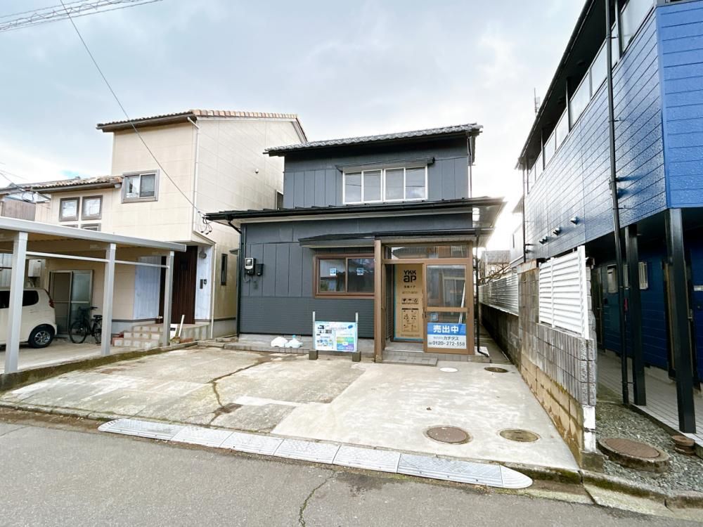 Renovated 3LDK House with Parking near Yatsushima Station, Fukui - Image 1