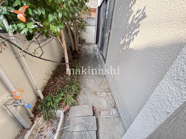5LDK Corner House for Sale in Matsubara, Osaka - Near Kawahari-Matsubara Station - Thumbnail 2