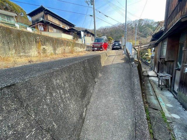 5LDK House for Sale in Himeji, Hyogo - Spacious Garden, All-Electric - Thumbnail 2