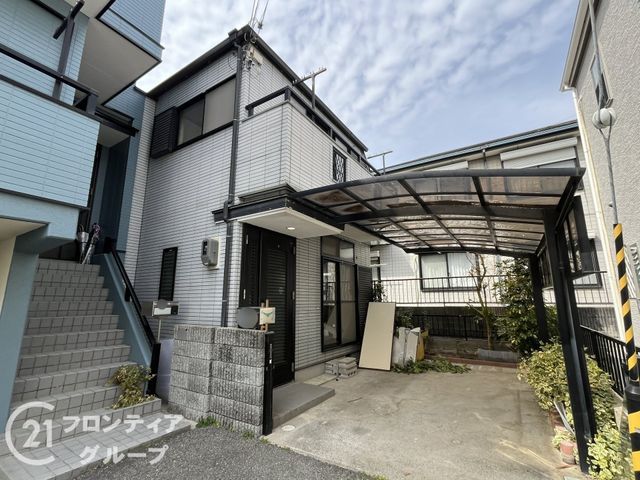 3LDK Townhouse for Sale in Itami, Hyogo Prefecture - Image 1