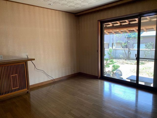 8LDK Spacious Detached House with Parking for 3 in Himeji - Thumbnail 2