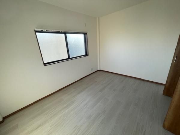 Renovated 3LDK House for Sale in Osaka's Ikuno Ward - Thumbnail 4