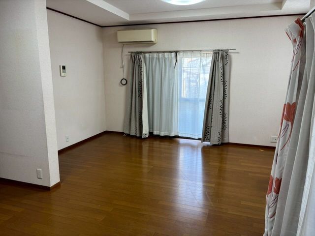 4LDK Wooden House for Sale in Hannan City, Osaka - Thumbnail 3