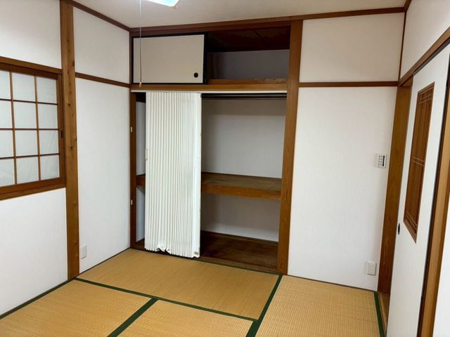 4LDK Wooden House for Sale in Hannan City, Osaka - Thumbnail 2