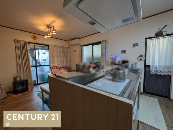 Renovated 4LDK House Near Kiwa Station in Wakayama City - Thumbnail 2