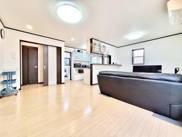4LDK House in Daito City with Balcony Views & 3 Parking Spaces - Thumbnail 2