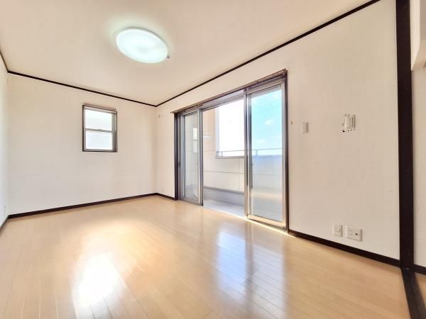 4LDK House in Daito City with Balcony Views & 3 Parking Spaces - Thumbnail 3