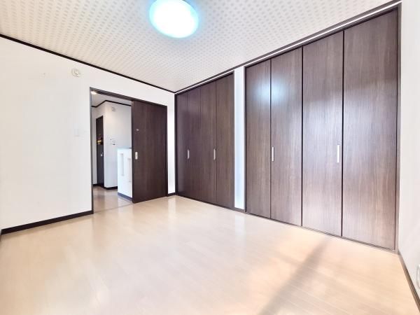 4LDK House in Daito City with Balcony Views & 3 Parking Spaces - Thumbnail 4