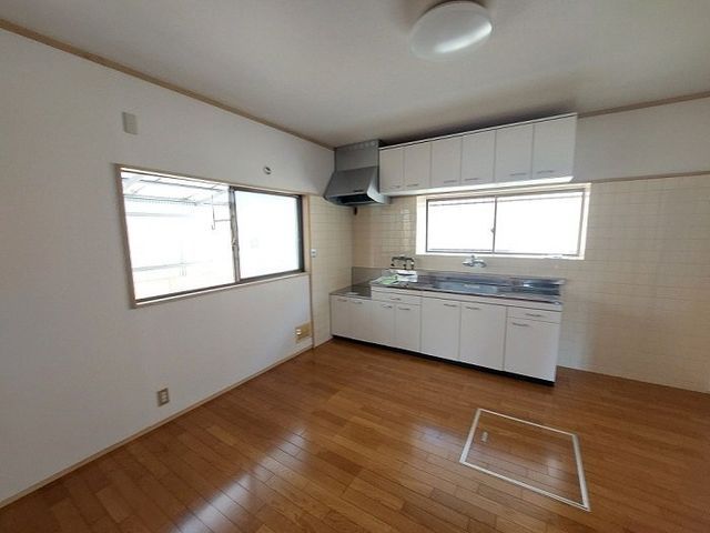 Renovated 6DK House with Garage & Garden in Kumatori, Osaka - Thumbnail 4