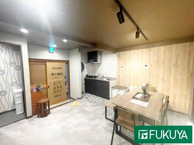 Renovated 127-Year-Old Terrace House for Sale Near Taisho Station, Osaka - Thumbnail 3