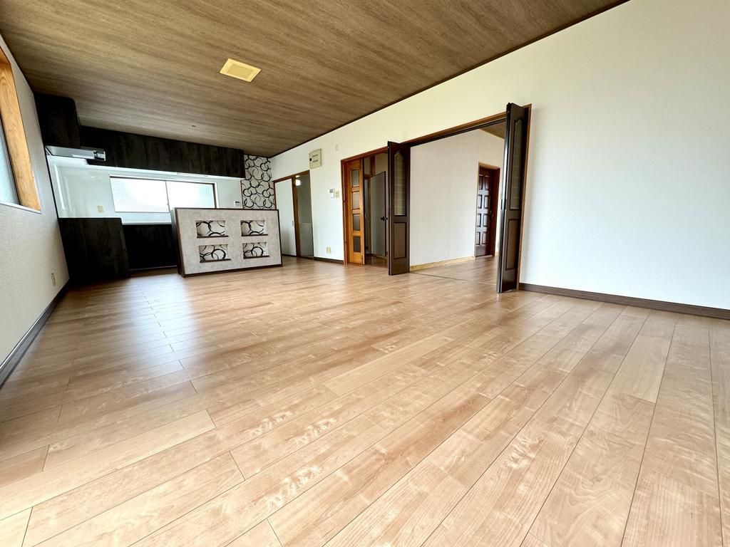Renovated 6LDK House in Iwade, Wakayama – 186 sqm - Thumbnail 2