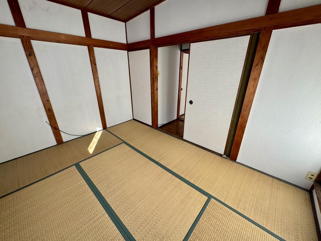 3DK Corner Lot House for Sale in Yao City, Osaka - Thumbnail 2