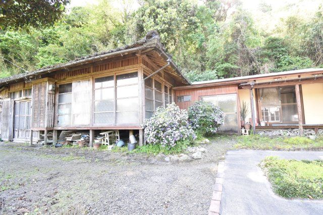 4DK House for Sale in Kanoya, Kagoshima with Large Garden - Thumbnail 2