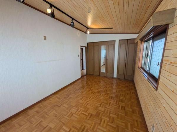 4LDK Detached House for Sale in Neyagawa City, Osaka - Thumbnail 2