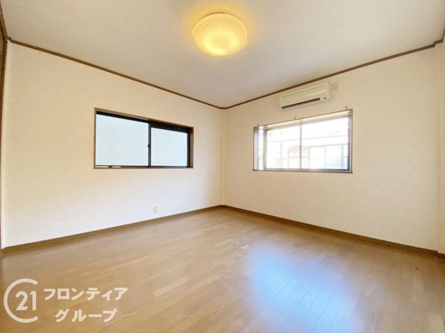 3LDK Steel-Framed House for Sale in Higashiosaka, Osaka - Thumbnail 2