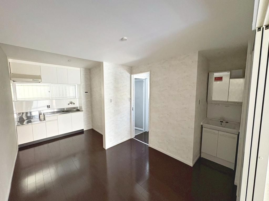 Renovated 3DK Corner Lot House Near Hatsushiba Station, Sakai - Thumbnail 4