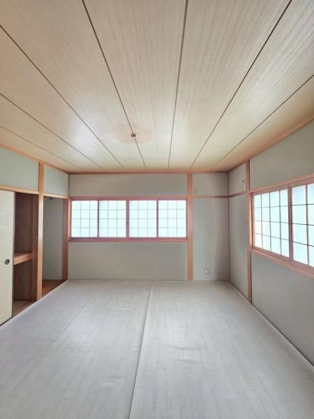 4LDK House for Sale in Kobe's Kita Ward with Mountain Views - Thumbnail 2