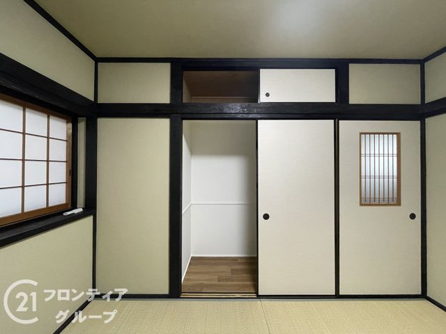 Renovated 4LDK House for Sale in Hirakata, Osaka - Thumbnail 3