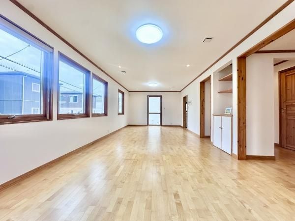 Renovated 3LDK Detached House in Kobe's Tarumi Ward - Thumbnail 2