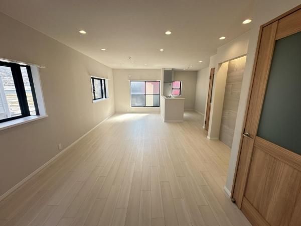Renovated 3LDK Detached House for Sale in Katano City, Osaka - Thumbnail 2