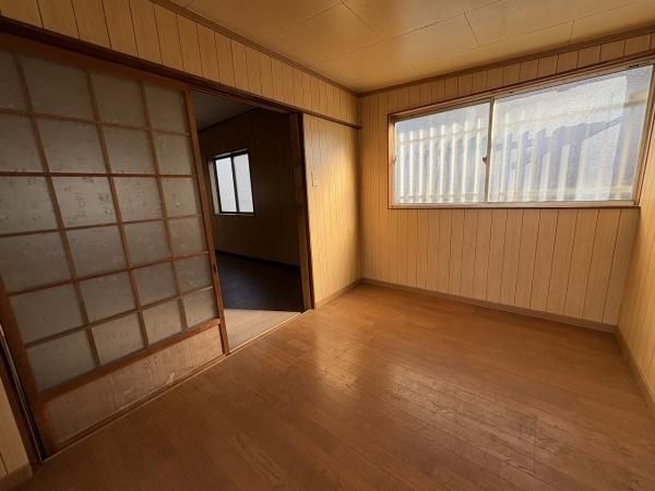 Osaka Terrace House for Sale | 3DK Near Tokuan Station - Thumbnail 3