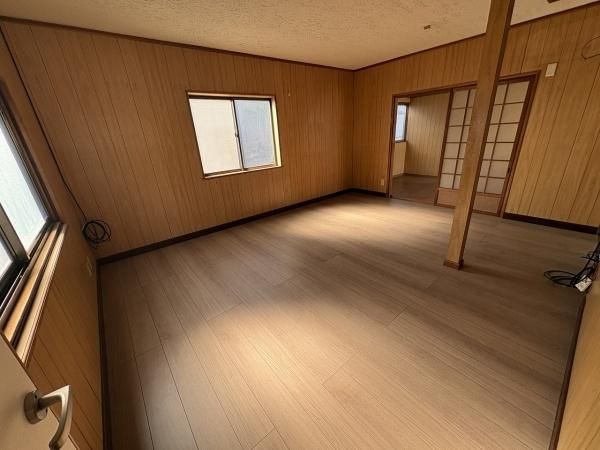 Osaka Terrace House for Sale | 3DK Near Tokuan Station - Thumbnail 2