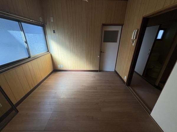 Osaka Terrace House for Sale | 3DK Near Tokuan Station - Thumbnail 4