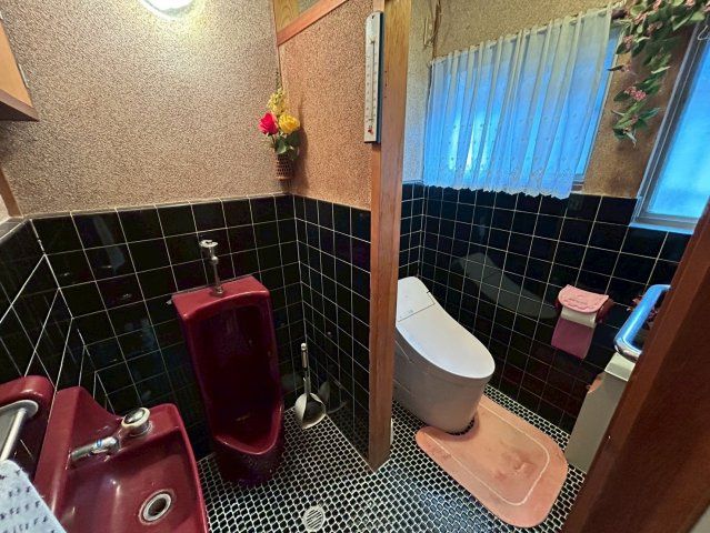 7LDK Detached House for Sale in Himeji, Hyogo - 5 Min Walk to Station - Thumbnail 3