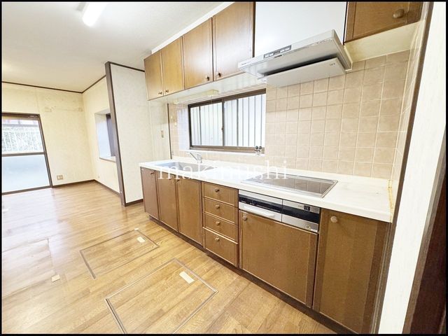 4LDK House with Garage & Views in Kawachinagano, Osaka - Thumbnail 4