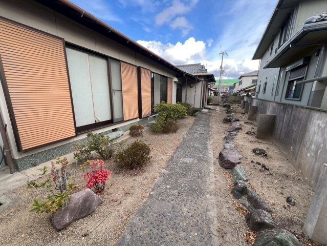 5DK Detached House in Wakayama City with 469m2 Land - Thumbnail 2