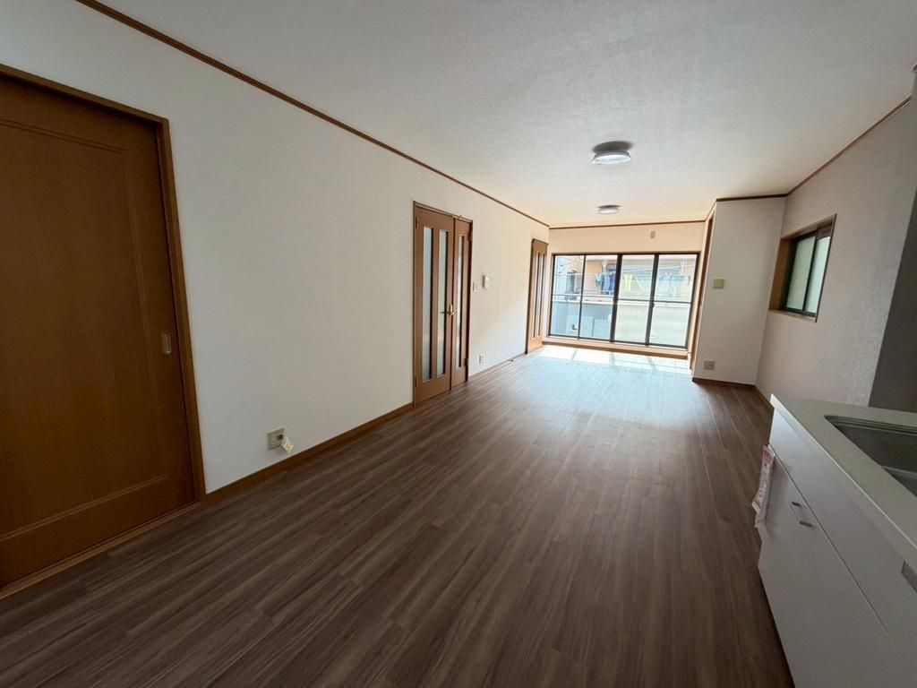 Renovated 3LDK House for Sale in Moriguchi, Osaka - Thumbnail 2